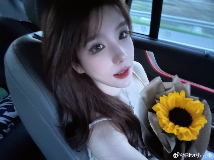 【蜗牛电竞】解说Rita更博晒照：昨儿 谢谢 很开心