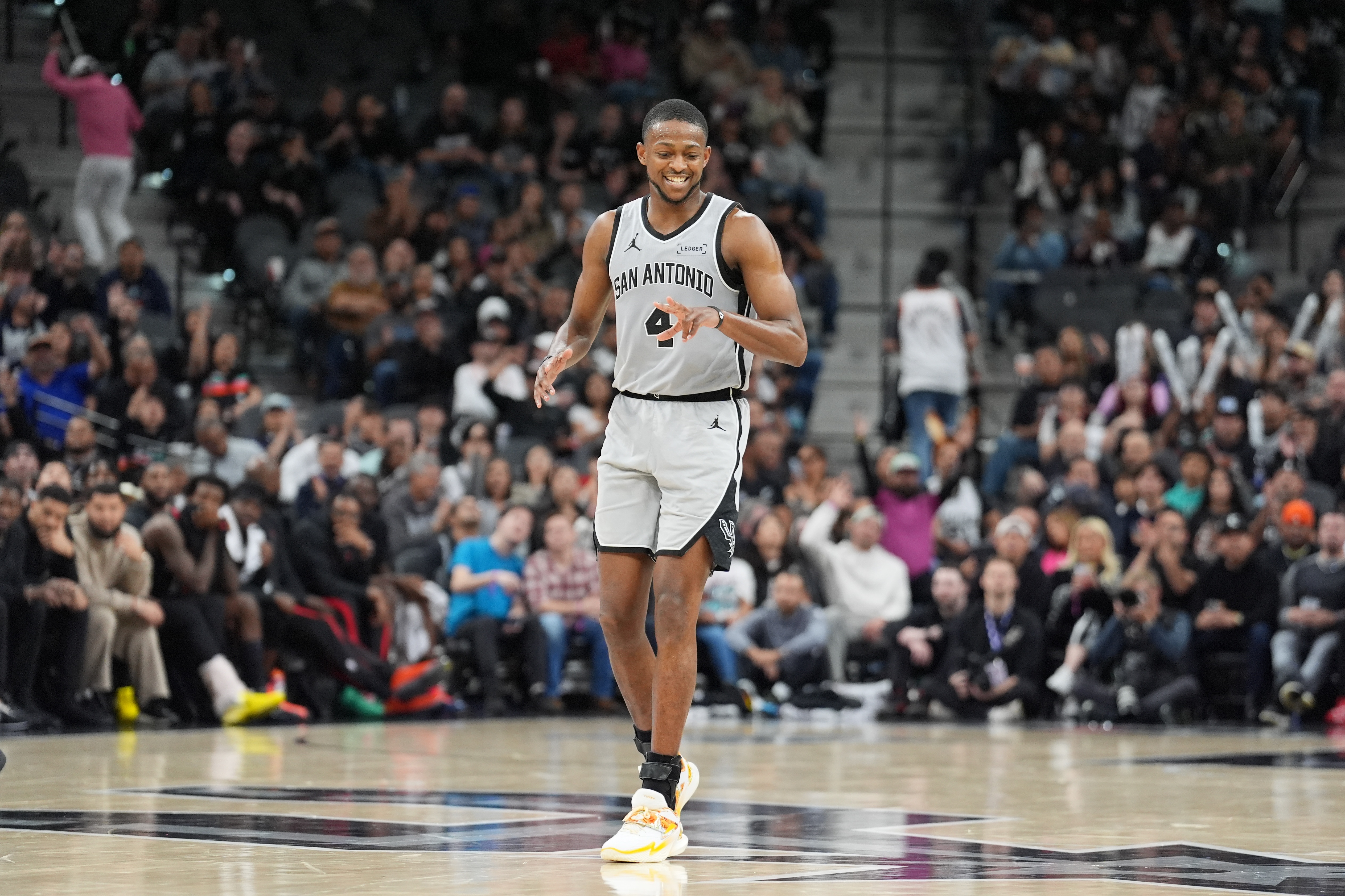 米奇·约翰逊：福克斯提升了一个档次 以我们需要的姿态引领全队