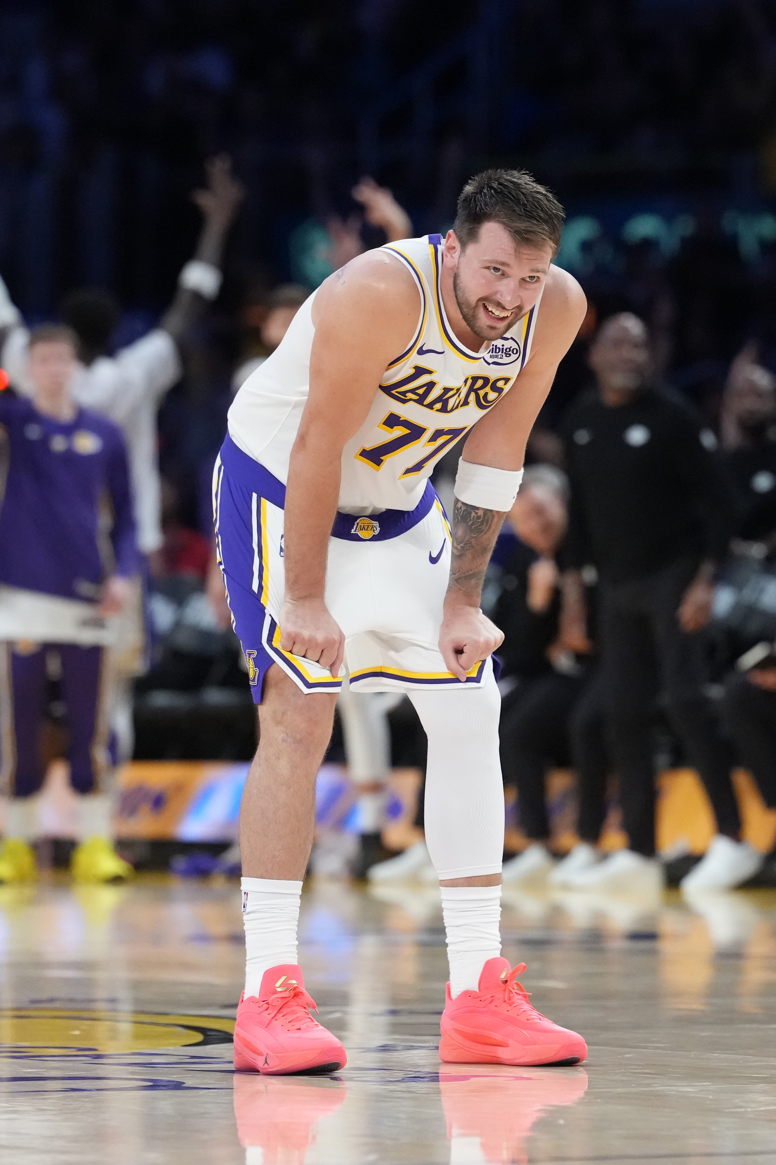 场外因素干扰？东契奇半场15中5拿到12+5+6 零罚球甚至不抱怨吹罚