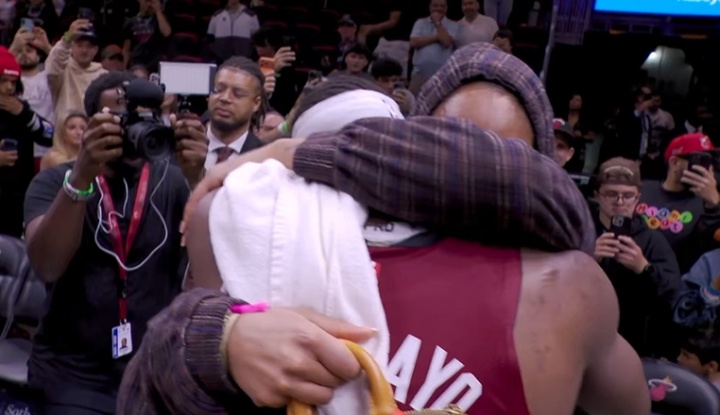 生命中最重要的两个女人！阿德巴约赛后与母亲&女友阿贾拥抱！