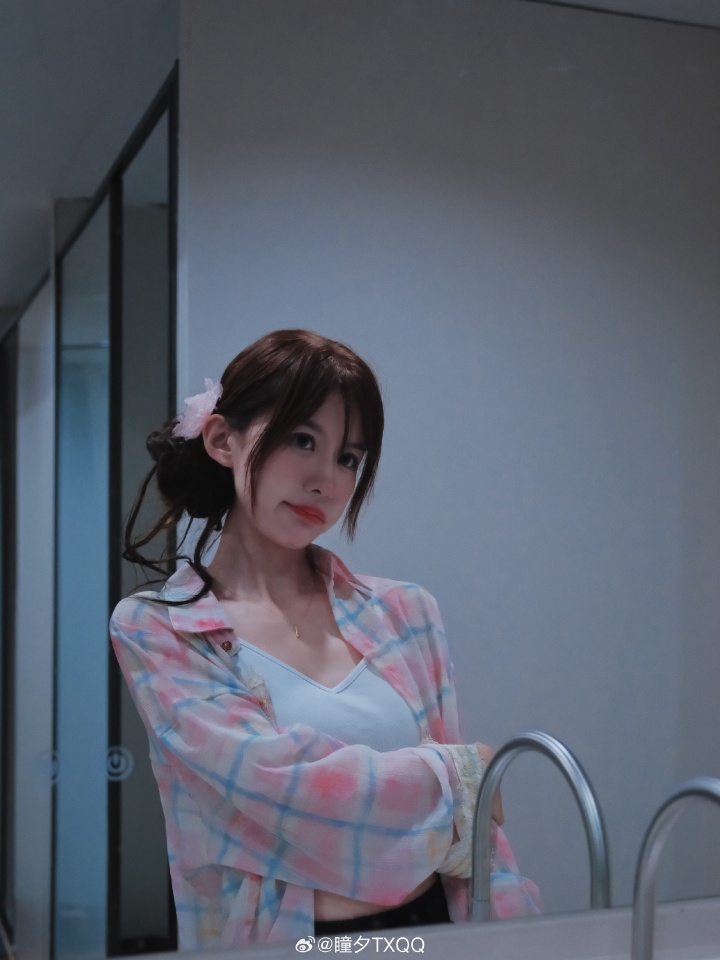 谁不能羡慕兮夜呢？瞳夕更博晒照：对镜三连❤️