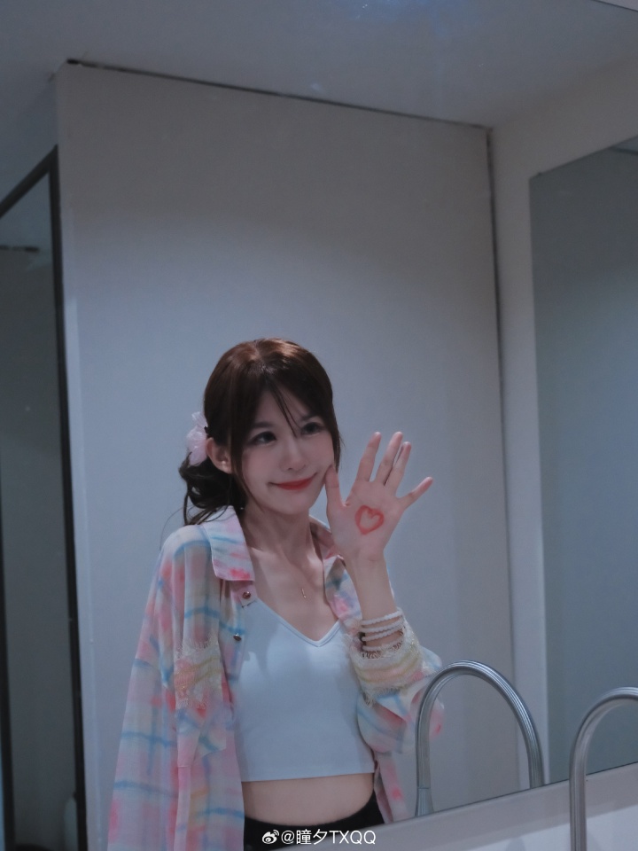 谁不能羡慕兮夜呢？瞳夕更博晒照：对镜三连❤️