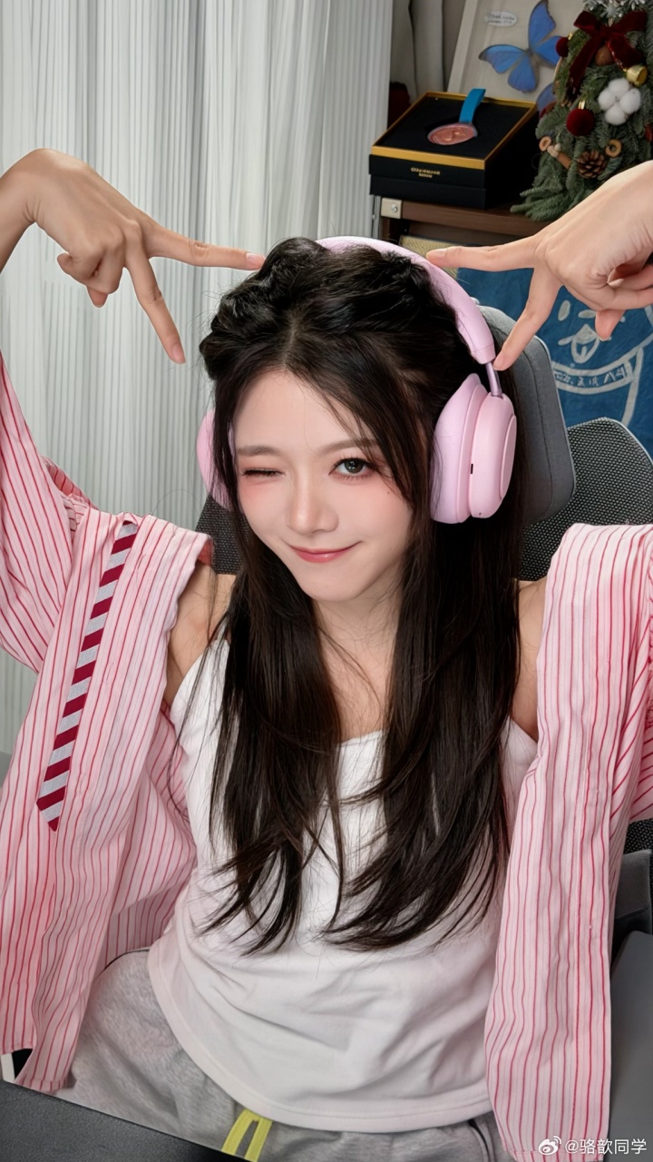 等你下播❤️骆歆更博晒照：你耳机听什么 能不能告诉我～