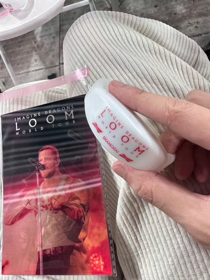 【蜗牛电竞】还挺有品味~Jiejie分享照片:在上海看梦龙乐队演唱会🎤