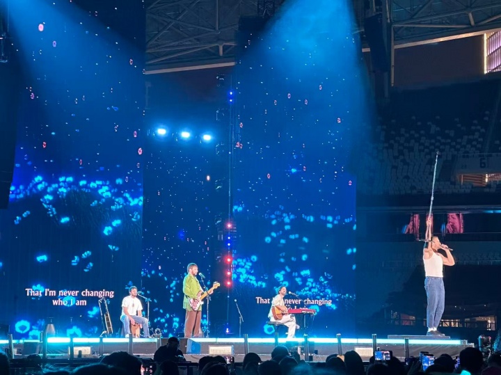 【蜗牛电竞】还挺有品味~Jiejie分享照片:在上海看梦龙乐队演唱会🎤