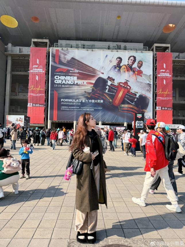 LPL官方解说Rita分享F1现场返图：喵🐱