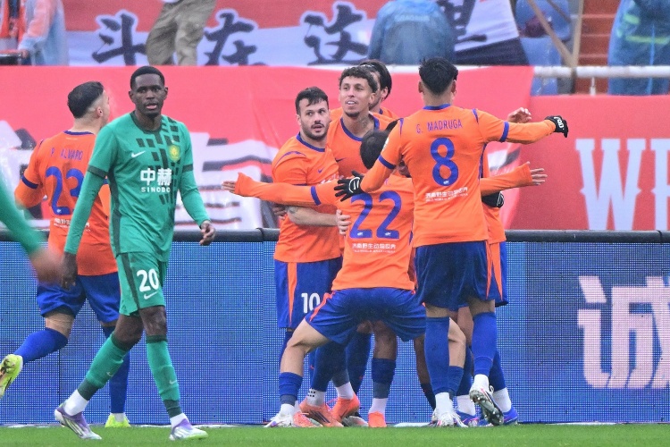 [值得一看]足球报：两连胜的泰山仍需提升，瓦科尚未展现应有能力+后腰单薄(图1)