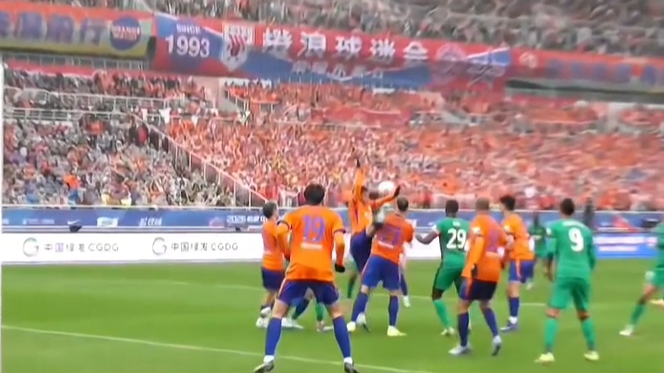 【有道理嘛?】解说晒马德鲁加手球视频：应判点球，但主裁判无反应VAR也没介入(图1)