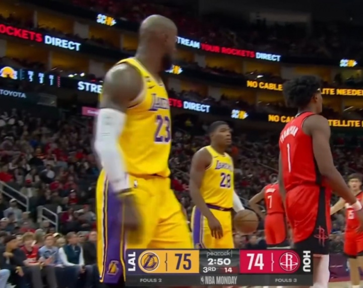 [体育世界]八村丢篮板 詹姆斯拍掌愤怒飙脏话：RUI！我tm才不管你找什么借口(图3)