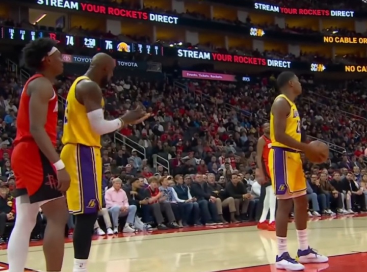 [体育世界]八村丢篮板 詹姆斯拍掌愤怒飙脏话：RUI！我tm才不管你找什么借口(图2)