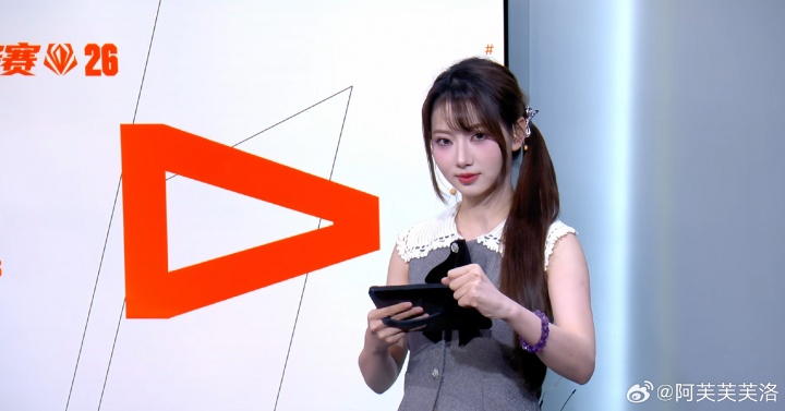 【蜗牛电竞】LPL互动女主持人阿芙晒照：你好 我在上班~