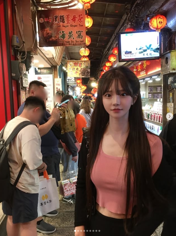 韩版《完蛋美女》演员mj晒照：跟诡秘一起逛夜市💗💗💗