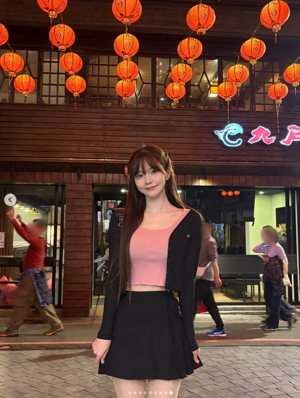 韩版《完蛋美女》演员mj晒照：跟诡秘一起逛夜市💗💗💗