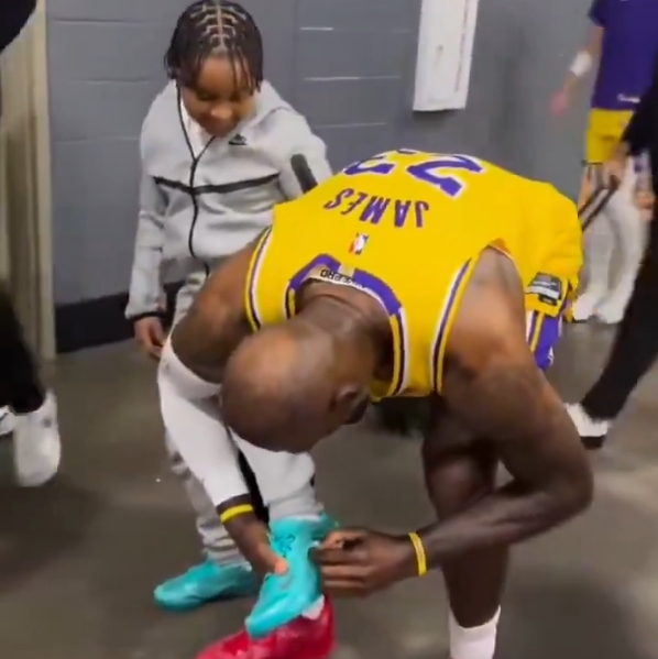  顶级偶像❤️小球迷在球员通道祈求签名 詹姆斯俯身抱脚暖心送上