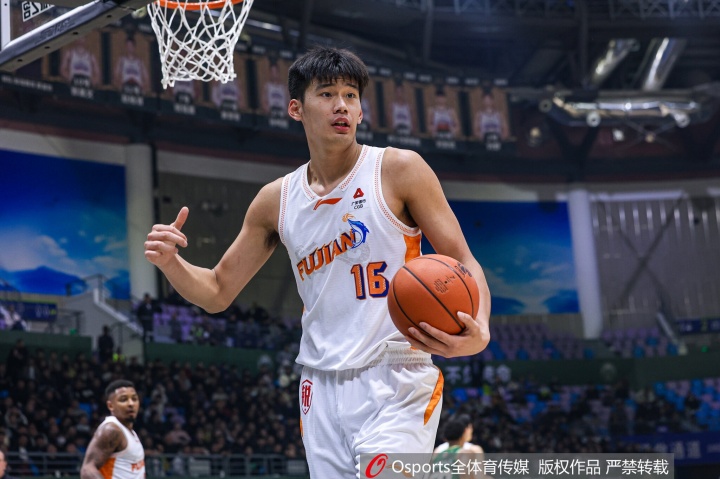 攻守兼备！状元杨曦皓半场4中4拿11分4板1帽 三分1中1