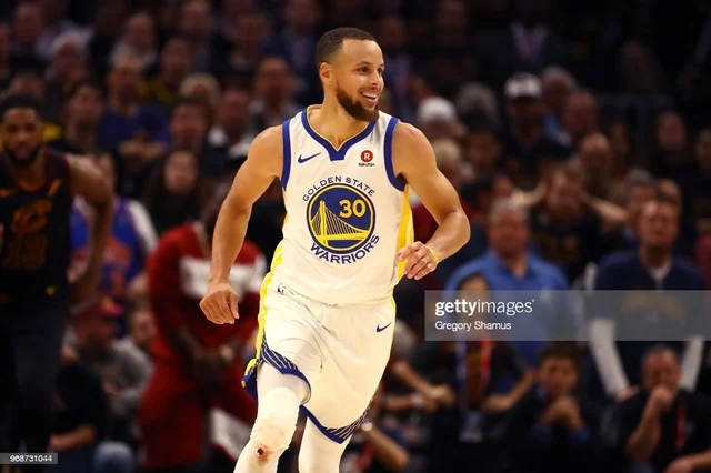 【行业动态】东契奇&库里膝盖出血之谜：不是药水⚽ 而是地板擦伤留下的真实血迹(图2)