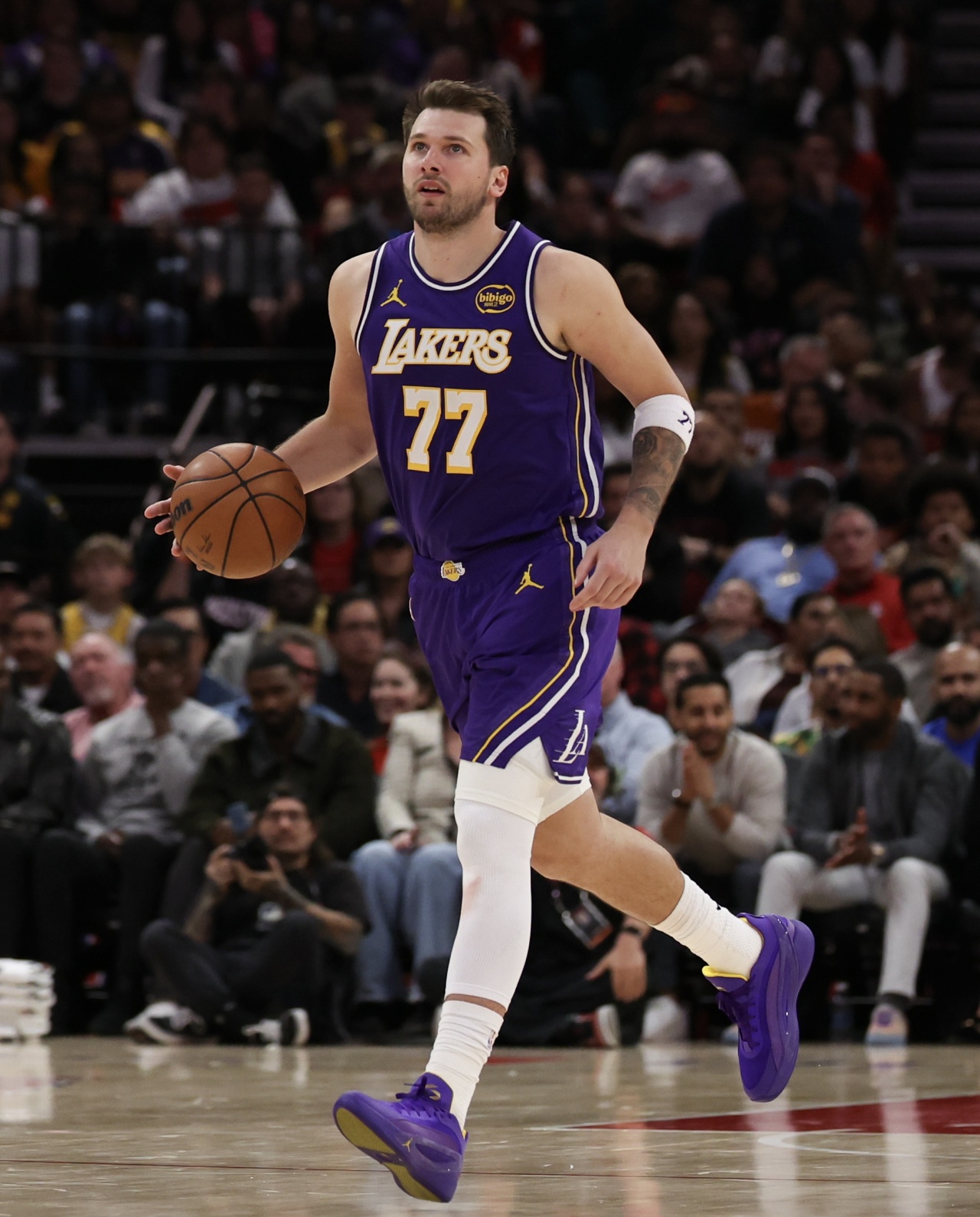 【行业动态】东契奇&库里膝盖出血之谜：不是药水⚽ 而是地板擦伤留下的真实血迹(图3)