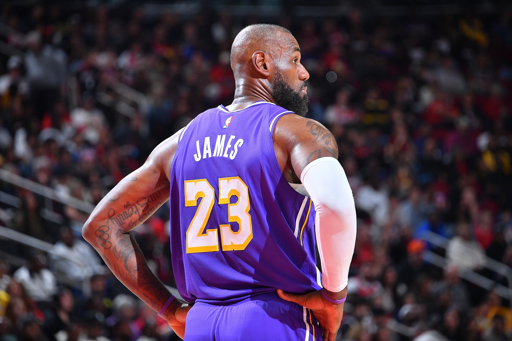 [球迷必看]詹姆斯：只要穿上球衣我就会尽全力做出贡献 这就是我的能量来源(图1)