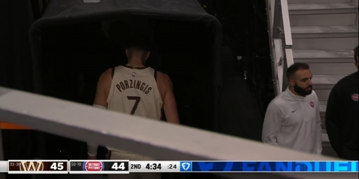  完犊子了？？波津腰有些不舒服 申请换下 随后返回更衣室