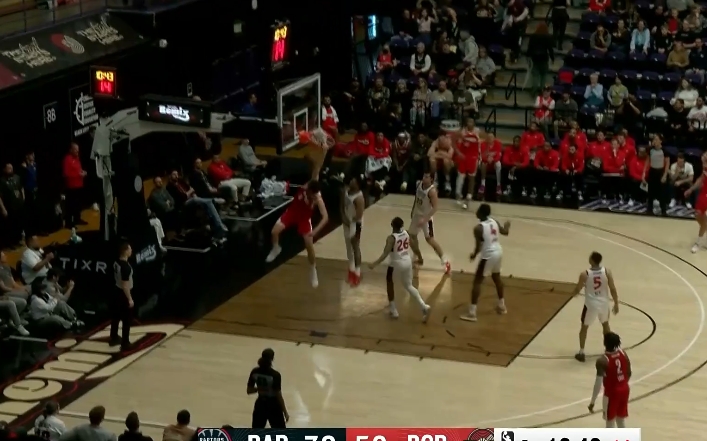  力劈华山！杨瀚森低位拿球猛然转身抹过对手 垫步单臂暴扣砸进！