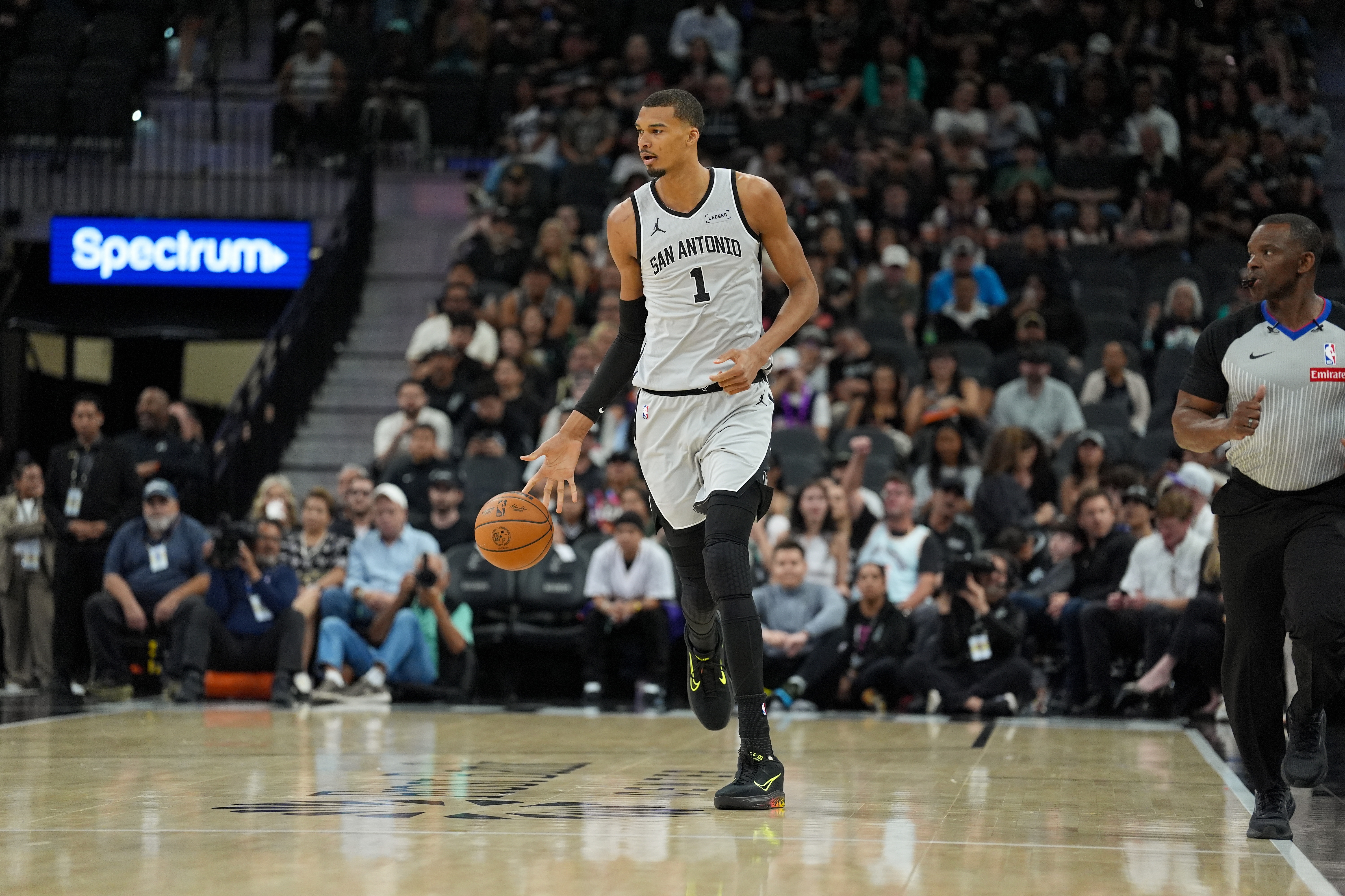 斯波：文班和阿德巴约是完全不同类型的球员 他在场上无处不在