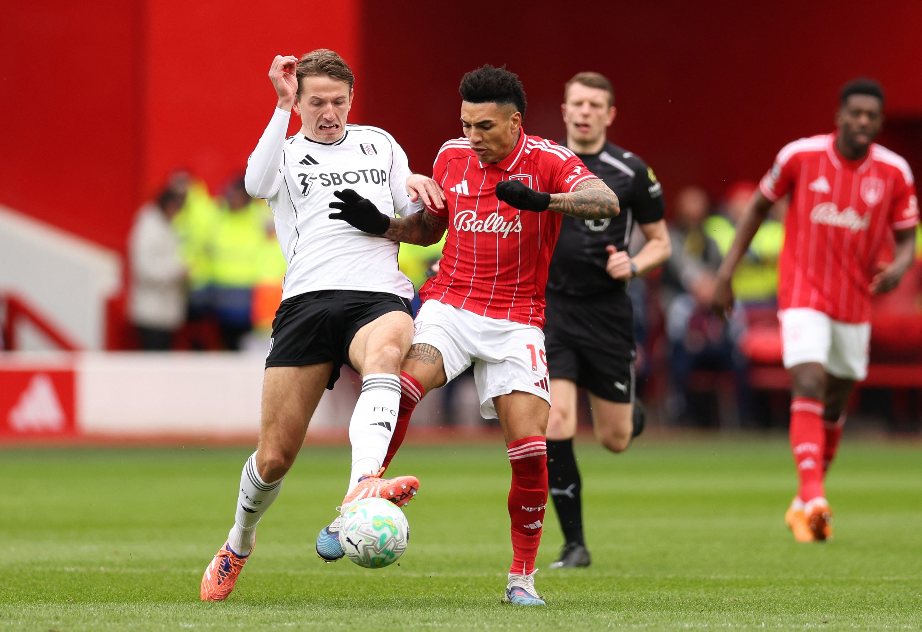 [新闻简讯]英超赛程调整：森林对维拉比赛改到4月12日，对伯恩利改到4月19日(图1)