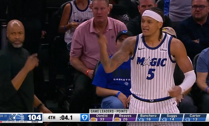 [球场快报]关键判罚！魔术边线发球被詹姆斯破坏 魔术挑战失败&湖人⬅️球(图2)