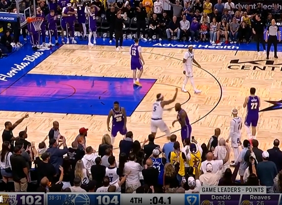 [球场快报]关键判罚！魔术边线发球被詹姆斯破坏 魔术挑战失败&湖人⬅️球(图3)