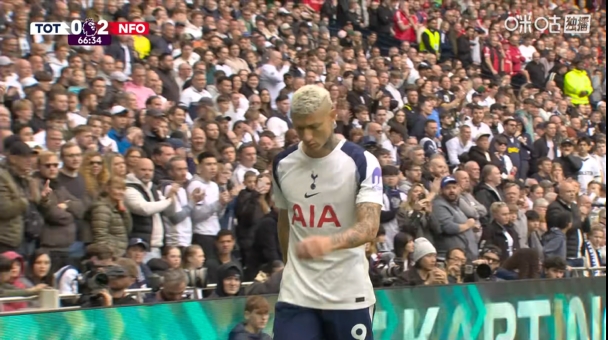 太沮丧了!热刺两球落后调整锋线,里沙利松下场怒摔绷带