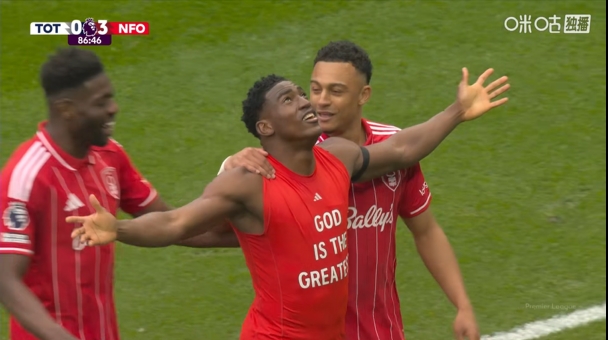 花了！热刺主场0-3落后森林！阿沃尼伊垫射破门后脱衣庆祝