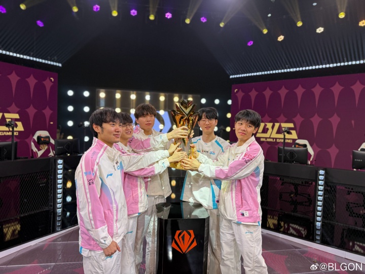 BLG辅助ON晒出捧杯照片：“（这冠军）不简单呀”【球盟会】