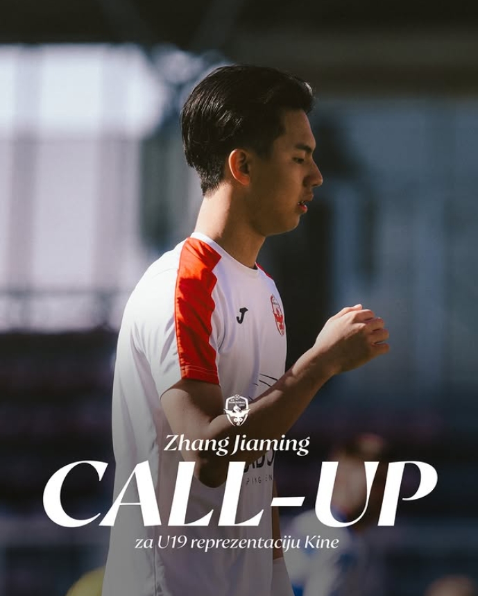 【中国足球】还差1场达劳工证！张家鸣在塞尔维亚U19联赛已出场4次+坐稳首发(图1)