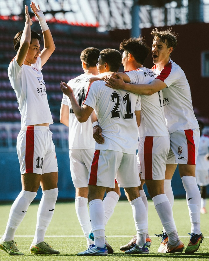 【中国足球】还差1场达劳工证！张家鸣在塞尔维亚U19联赛已出场4次+坐稳首发(图3)