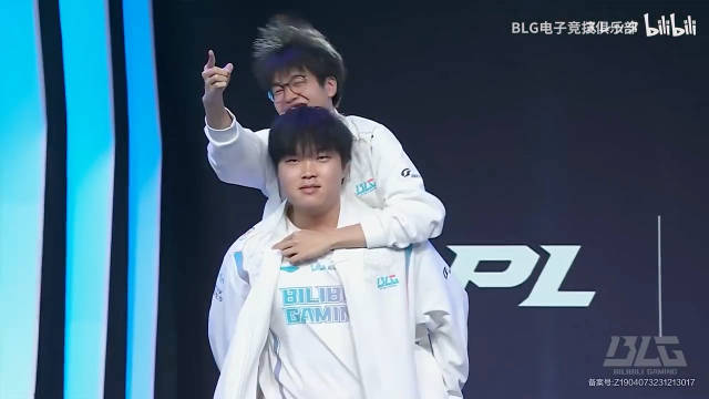 威朗普我们走！  两年前的今天Bin在LPL的舞台背着Xun出场！【球盟会】