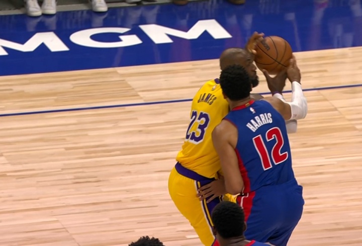 球手一体？詹姆斯转身跳投被吹犯规 活塞挑战成成功还拿回球权