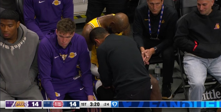 詹姆斯接球戳到小拇指有些受伤 随后下场接受治疗 痛得直咧嘴