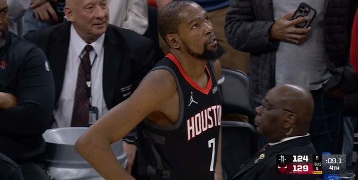 杜兰特关键时刻进攻犯规失误 乌度卡喷裁判被直接驱逐！比赛终结