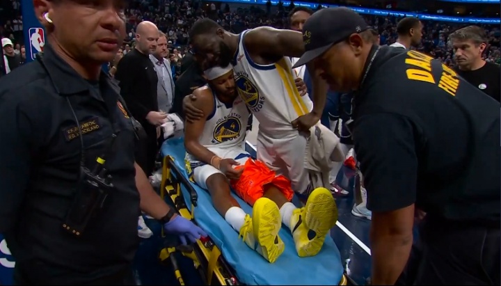  穆迪左膝包满冰袋坐着担架车落寞离场！追梦单手搂抱安慰！