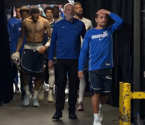 无缘季后赛+目睹穆迪重伤！侠队众将面无表情 低头沉默 扶额退场