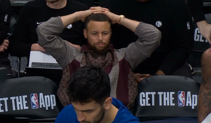 队记：库里等多名勇士球员正在穆迪检查房间外等待