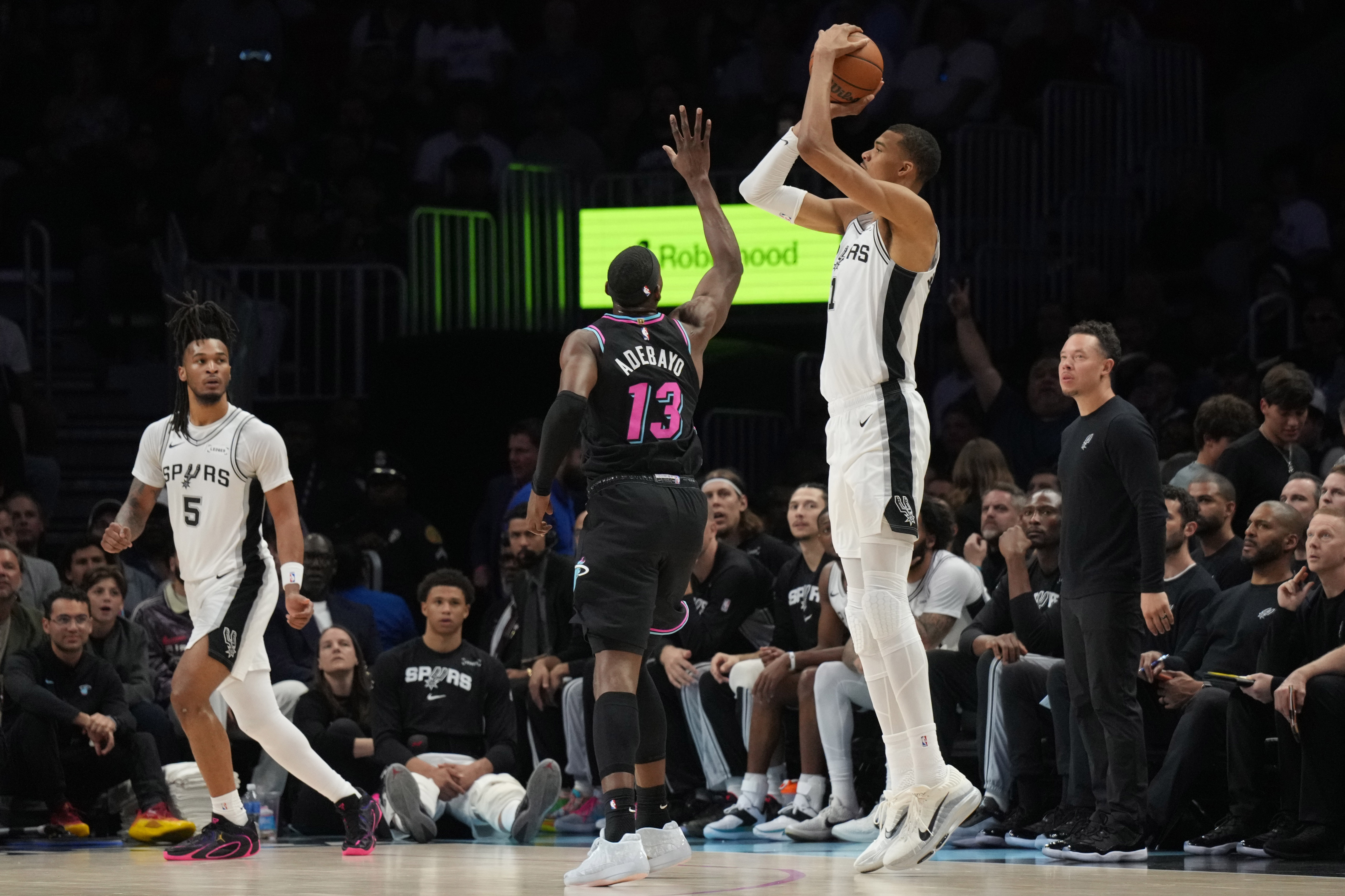 攻防震慑力！文班内线无敌砍下26分14板4助5帽 外线略浪7中1