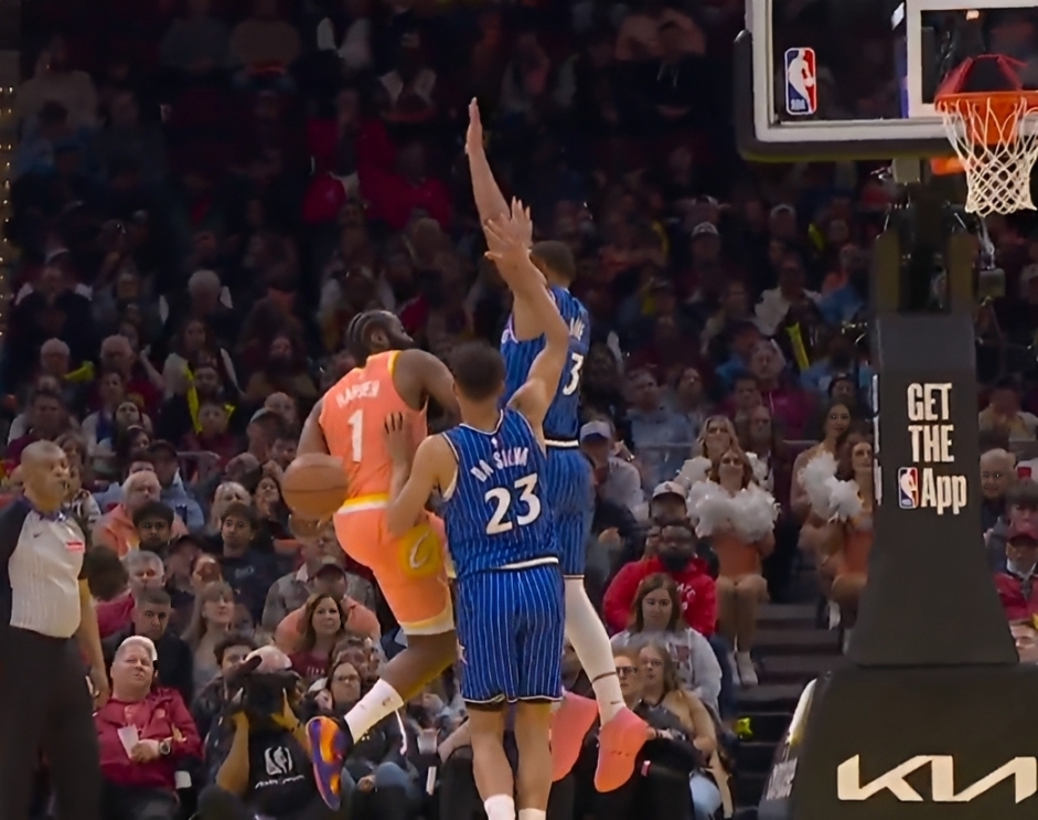 【球迷看点】斯特鲁斯谈哈登背传：太不可思议了 第一反应是我最好把球投进(图1)