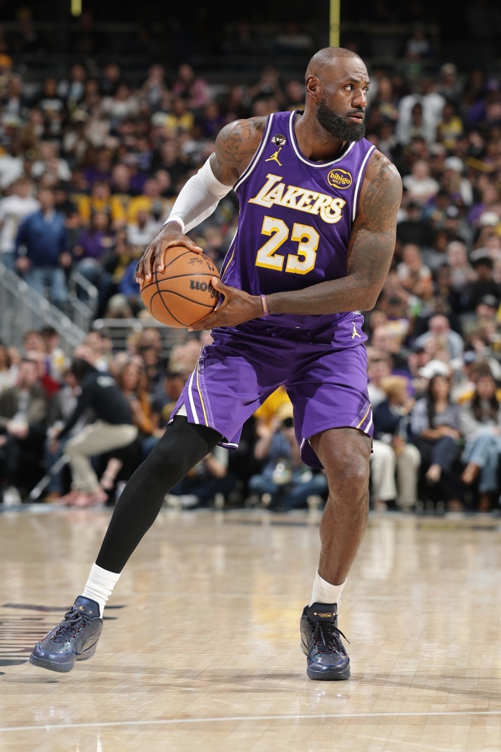  詹姆斯：自对阵活塞后一直受手部伤势困扰 今天又有所加重了