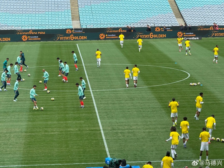 [有趣体育]人呢人呢？国足赛前半小时马德兴现场晒照，球场几乎没有球迷(图4)
