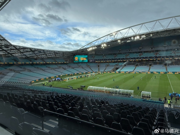 [有趣体育]人呢人呢？国足赛前半小时马德兴现场晒照，球场几乎没有球迷(图1)