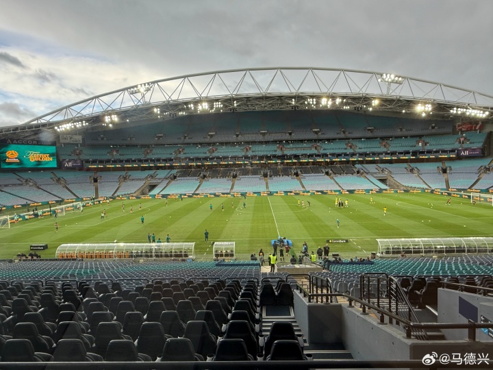 [有趣体育]人呢人呢？国足赛前半小时马德兴现场晒照，球场几乎没有球迷(图2)