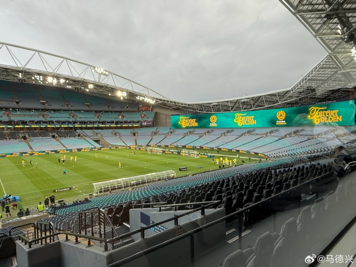 [有趣体育]人呢人呢？国足赛前半小时马德兴现场晒照，球场几乎没有球迷(图3)
