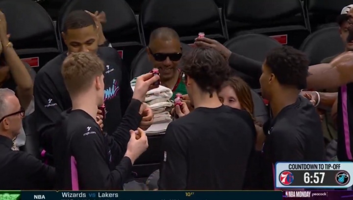 “聚众狂欢”！热火众将围在一起碰杯电解质 随后头仰天一饮而尽