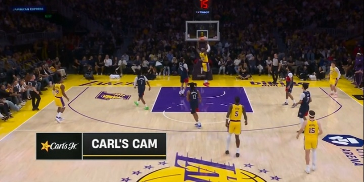  飞起来了！里夫斯超远长传 詹姆斯高高跃起空接再砸扣！