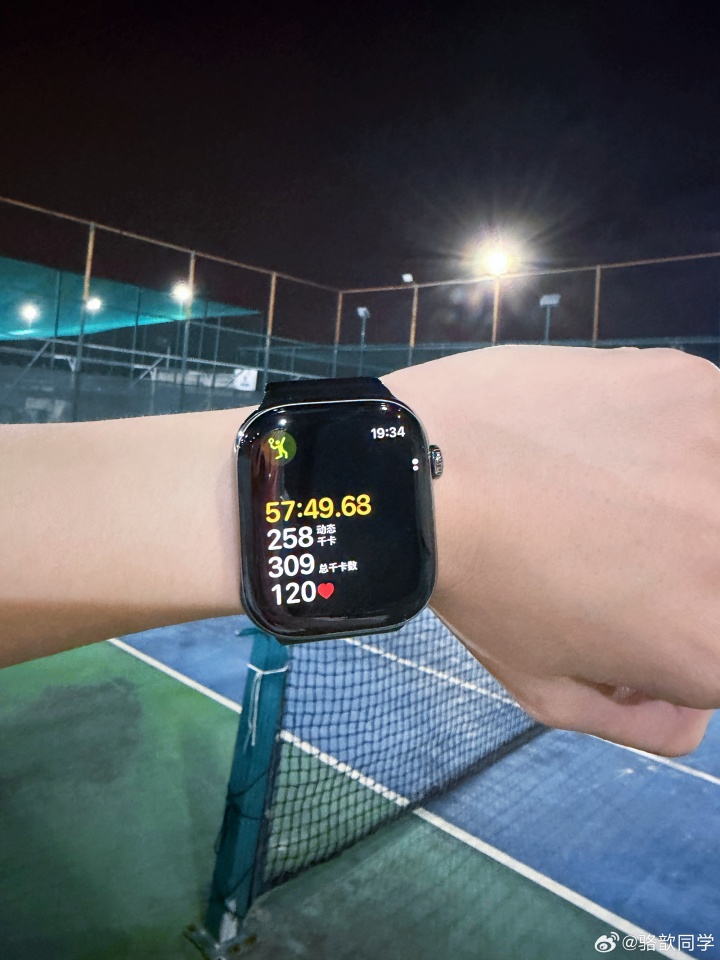 【万博电竞】主持骆歆更博晒照：今天网球复健 打完直接连手机都举不起来